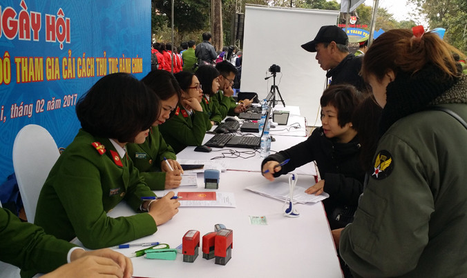 Đoàn thanh niên công an giúp nhân dân giải quyết thủ tục hành chính, cấp mới thẻ căn cước công dân.