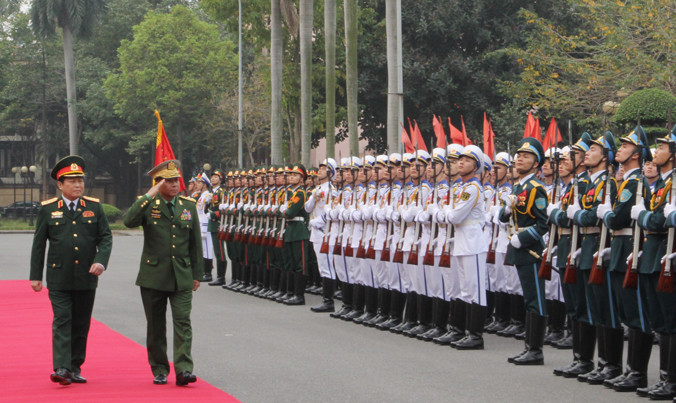 Đại tướng Ngô Xuân Lịch và Thống tướng Min Aung Hlaing duyệt Đội danh dự QĐND Việt Nam tại lễ đón, sáng 6/3.
