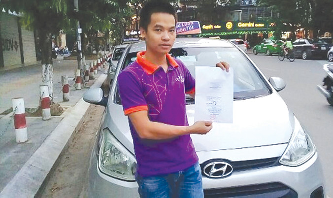 Một tài xế cho biết, các hãng taxi cũng chỉ cho nhân viên giữ giấy tờ bản sao.