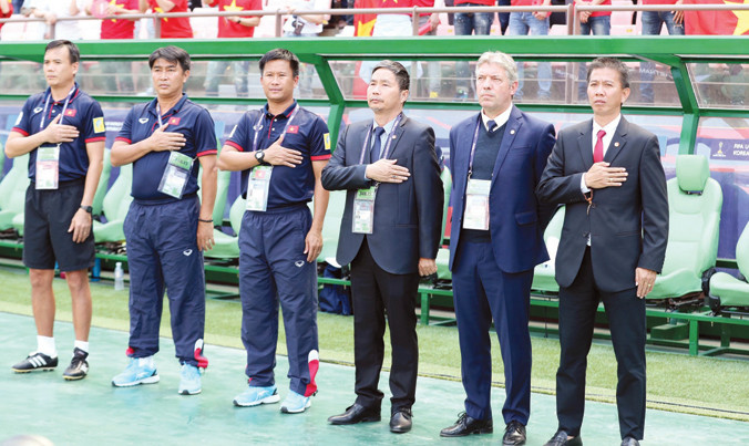 HLV Hoàng Anh Tuấn (bìa phải) sẽ trợ giúp cho HLV Hữu Thắng trong chiến dịch SEA Games 29 vào tháng 8 tới. Ảnh: VSI.