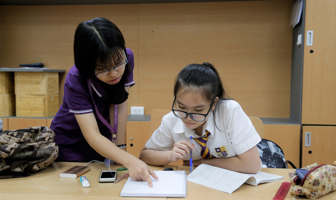 Giáo sinh khoa Toán Tin, ĐH Sư phạm, thực tập tại trường phổ thông liên cấp Olympia.