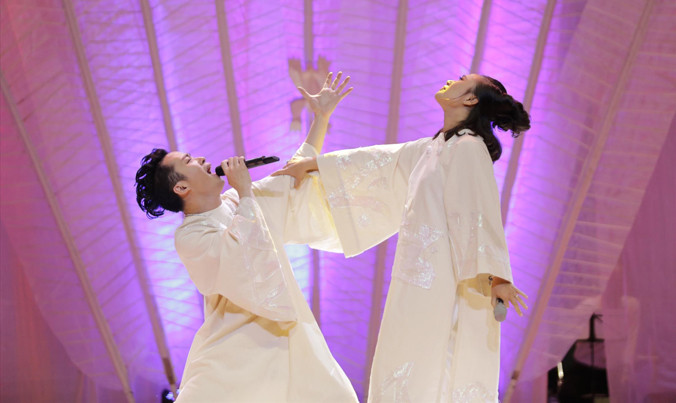 Khánh Linh trong vở diễn là mẹ Tùng Dương, nhưng lại song ca như thể tình nhân. Ảnh: Trần Hiệp.