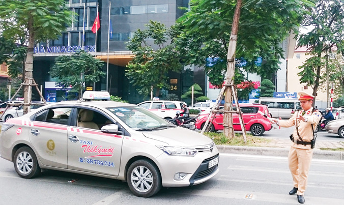 CSGT và thanh tra giao thông vẫn muốn tài xế phải mang giấy tờ gốc.