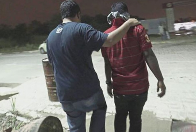 Một số nạn nhân người Bangladesh đành nộp tiền để được ở lại kiếm tiền trả nợ. Ảnh: The Star.