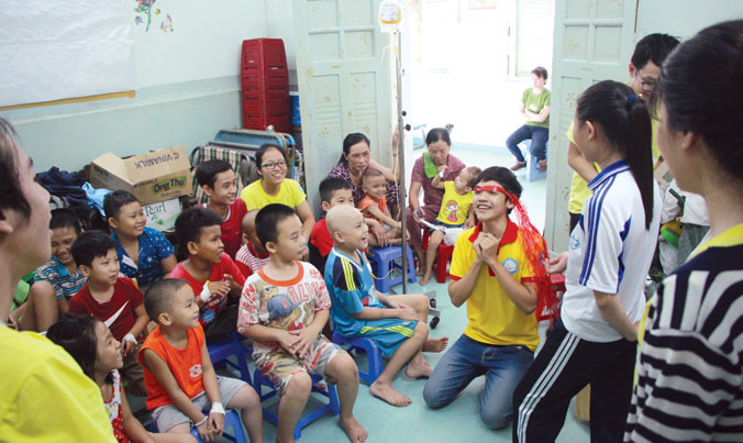 Buổi học rộn rã tiếng cười của bệnh nhi ung thư. Ảnh: N.T.