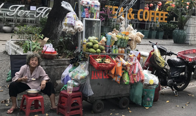 Bà Hương cho biết việc bán trên vỉa hè là sai luật, nhưng cuộc sống mưu sinh thì phải đành chịu.