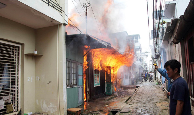 Lực lượng PCCC rất khó tiếp cận các tầng ngôi nhà để dập lửa do chuồng cọp​. Ảnh: CTV.