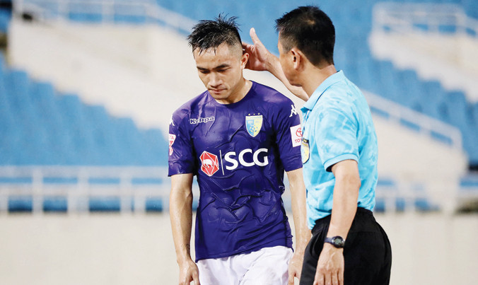 Sầm Ngọc Đức rời sân sau khi nhận thẻ đỏ trực tiếp của trọng tài Công Khanh. Ảnh: VSI.