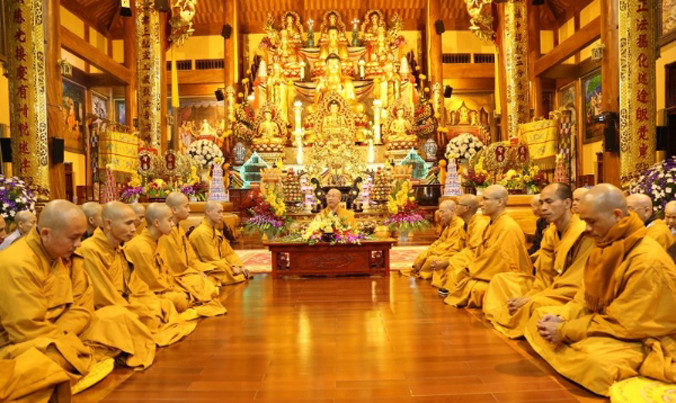 Một buổi giảng pháp tại đại điện chùa Ba Vàng.