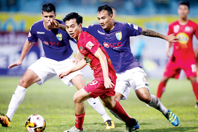 Các cầu thủ HAGL (giữa) hy vọng sẽ cải thiện được vị trí sau trận đấu với XSKT Cần Thơ cuối tuần này. Ảnh: VSI.