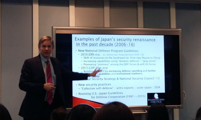 GS Andrew Oros nói chuyện với phóng viên ngày 15/3 tại Hà Nội. Ảnh: Trúc Quỳnh.