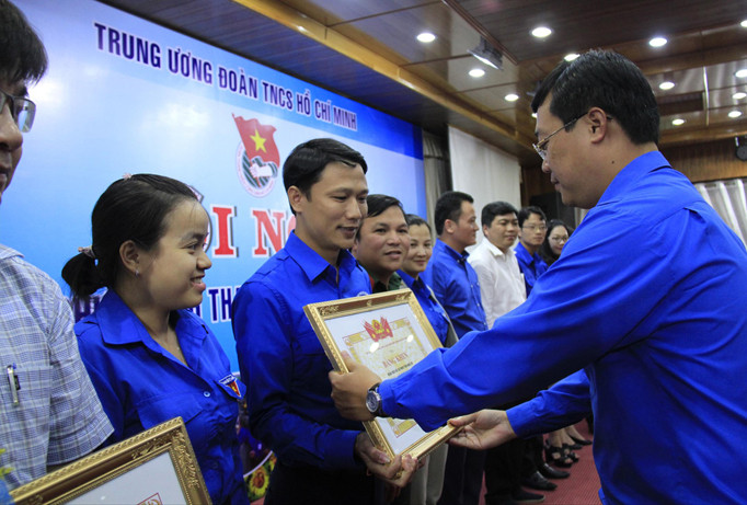 Bí thư thứ nhất T.Ư Đoàn Lê Quốc Phong trao bằng khen cho các tập thể có thành tích xuất sắc trong triển khai Chiến dịch thanh niên tình nguyện hè 2017. Ảnh: Trường Phong.