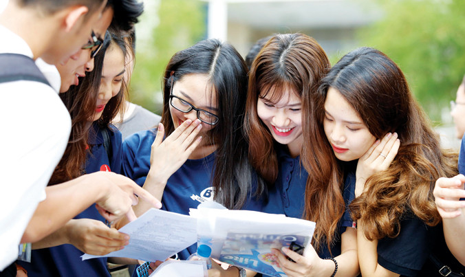 Các trường sẽ đưa dữ liệu lên hệ thống của Bộ GD&ĐT để tiến hành lọc ảo chung cho toàn quốc (Thí sinh xem lại đề bài thi tốt nghiệp THPT Quốc gia 2017). Ảnh: Như Ý.