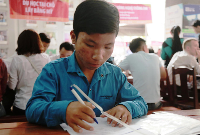 Hồ Xuân Sang làm thủ tục nhập học tại ĐH Duy Tân. Ảnh: Nhật Hạ.