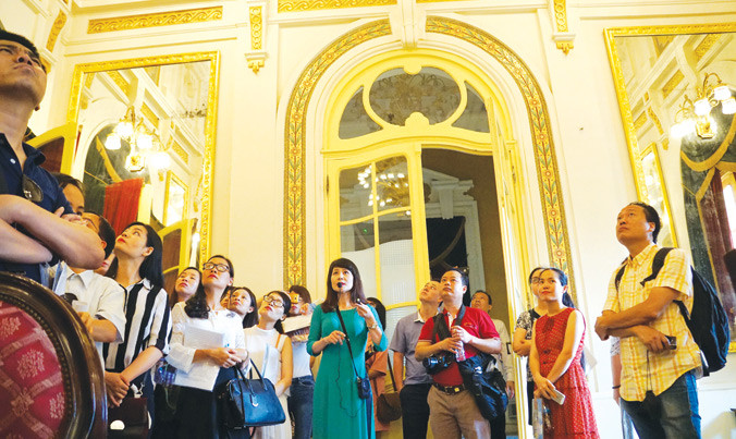 Khách mua tour Nhà hát Lớn được chiêm ngưỡng và giới thiệu kỹ lưỡng hơn về giá trị lịch sử, nghệ thuật và kiến trúc của công trình trăm tuổi này. Ảnh: Nguyên Khánh.