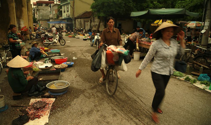 Chợ chiều. Ảnh: Dario Tommaseo.