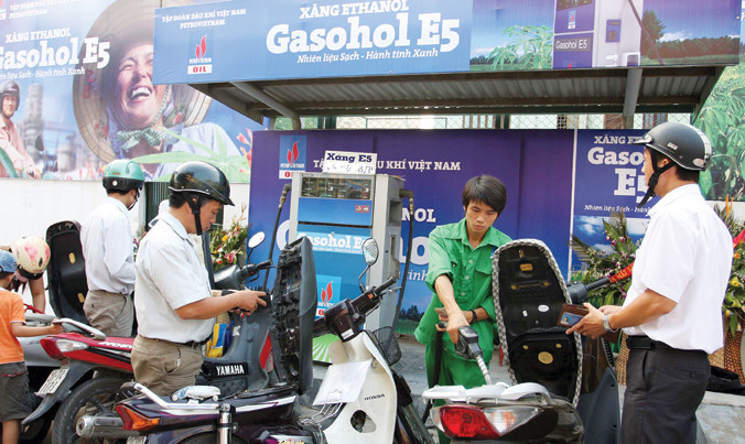 Theo các chuyên gia, giá xăng E5 thời gian tới phải rẻ hơn từ 1.000 đồng - 1.500 đồng/lít so với xăng A95 mới thu hút được người dùng​. Ảnh: Như Ý.