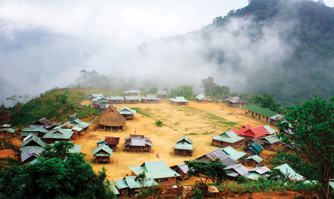 Làng Cơ Tu sạch đẹp như tranh vẽ giữa núi rừng, nay được đánh số nhà rất hiện đại. Ảnh: Nguyễn Thành.