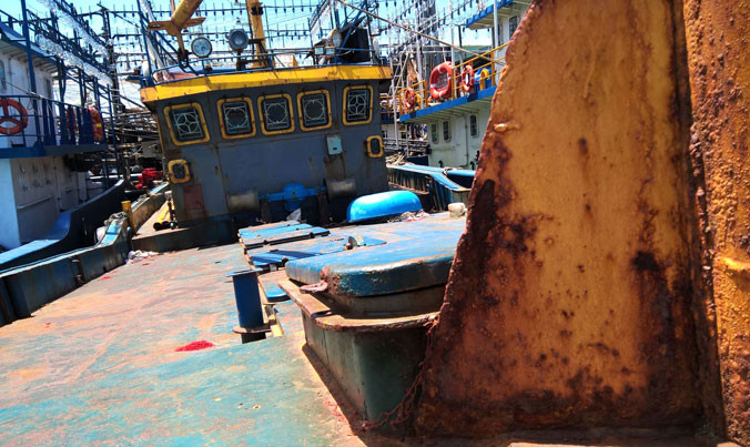 Tàu cá ở miền Trung gỉ sét. Ảnh: Trần Tuấn.