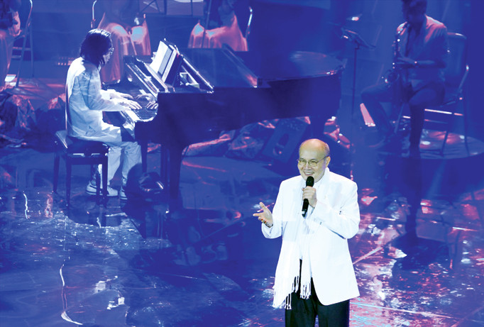 Vũ Thành An hát sáng tác mới tặng khán giả Hà Nội. Ảnh: N.M.H.