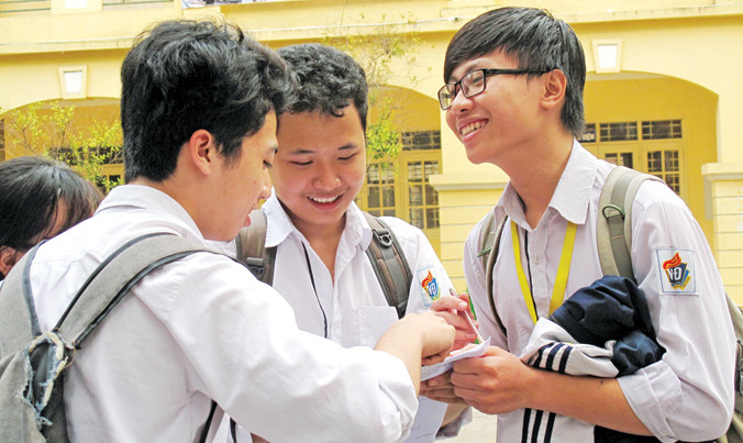 Học sinh lớp 12 gấp rút ôn tập trước khi bước vào kỳ thi THPT cuối tháng 6 tới. Ảnh: Nghiêm Huê.