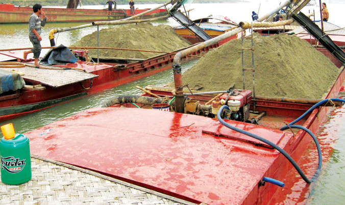 Xà lan của “cát tặc” bị công an tỉnh Hà Tĩnh thu giữ. Ảnh: Hồng Vĩnh.