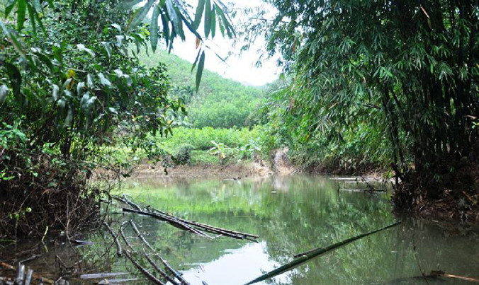 Đường vào khu sản xuất nông, lâm nghiệp của dân vùng cao Nam Đông bị ngập, gây chia cắt, kể từ khi hồ Tả Trạch tích nước đến cao trình +45 mét. Ảnh: N.V.