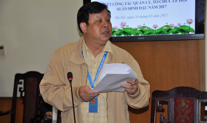 Ông Phùng Huy Cẩn đọc lá thư của gia đình nhà thơ Xuân Quỳnh và xác nhận của Hội Nhà văn Việt Nam, trong buổi trả lời chất vấn báo chí xung quanh xét tặng giải thưởng. Ảnh: Toan Toan.