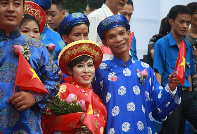 Anh Tính sánh đôi cùng chị Chọn trong lễ cưới tập thể ngày Quốc khánh 2/9. Ảnh: Ngô Tùng.