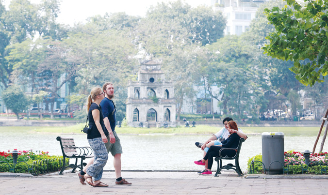 Bờ Hồ nên dành không gian để nghỉ ngơi, vui chơi hoặc đọc sách. Ảnh: Như Ý.