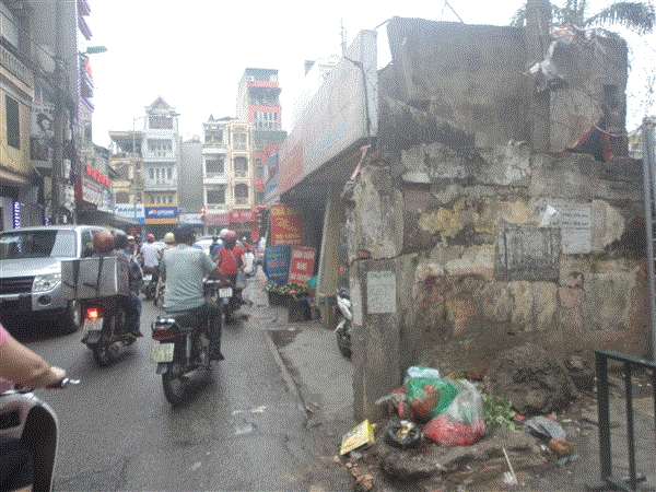 Dãy ki ốt cản trở giao thông