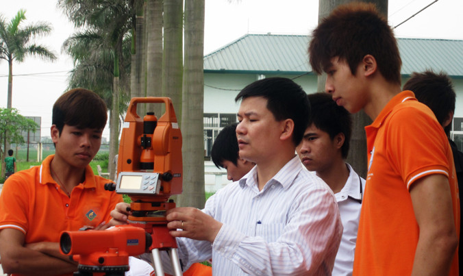 Giờ thực hành của sinh viên trường CĐ Công nghệ và Thương mại Hà Nội.