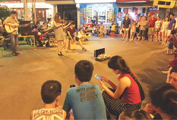 Sẽ có qui chế quản lý đặc thù dành cho biểu diễn nghệ thuật ở phố đi bộ. Ảnh: Hồng Vĩnh.