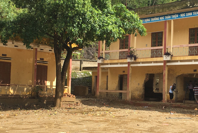 Trường Tiểu học và THCS Thị trấn Mù Cang Chải tan hoang sau lũ. Ảnh: Nghiêm Huê.