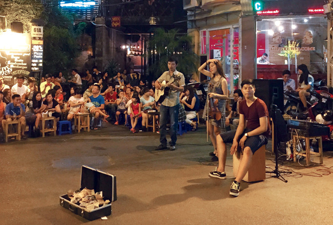 Sau thời gian thí điểm, phố đi bộ Hà Nội chính thức hoạt động với nội quy, quy chế quy củ hơn. Ảnh: Hồng Vĩnh.