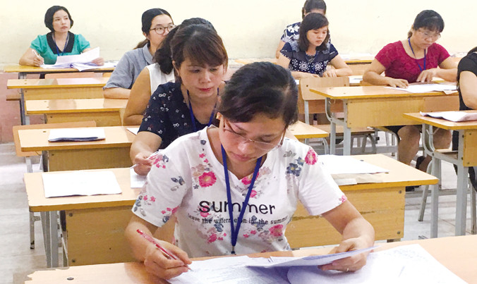 Giám thị đang chấm thi THPT quốc gia 2017 tại Hà Nội. Ảnh: Nghiêm Huê.