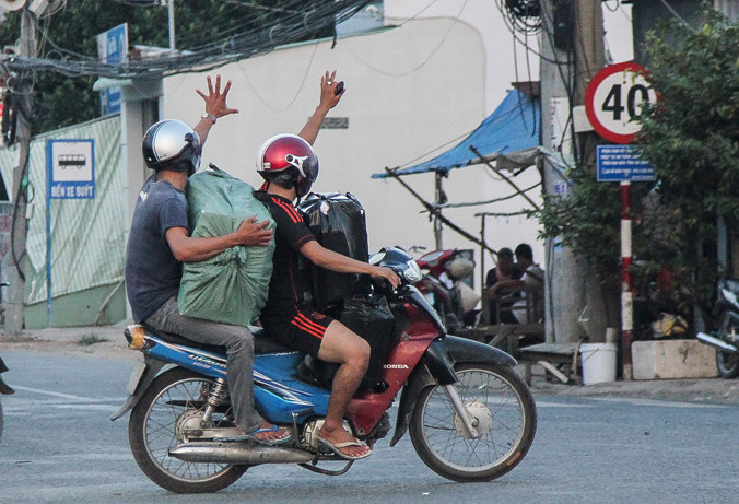 Vận chuyển hàng lậu cơ động bằng xe máy. Ảnh: Hòa Hội.
