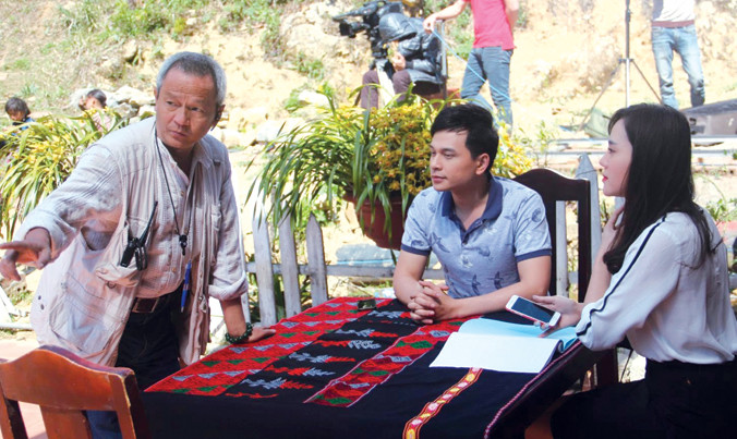 Đạo diễn Quốc Trọng được mệnh danh là “mẹ chồng chúa” trên trường quay vì luôn cầu toàn và khắt khe trong từng khuôn hình. Ảnh: Nhã Khanh.