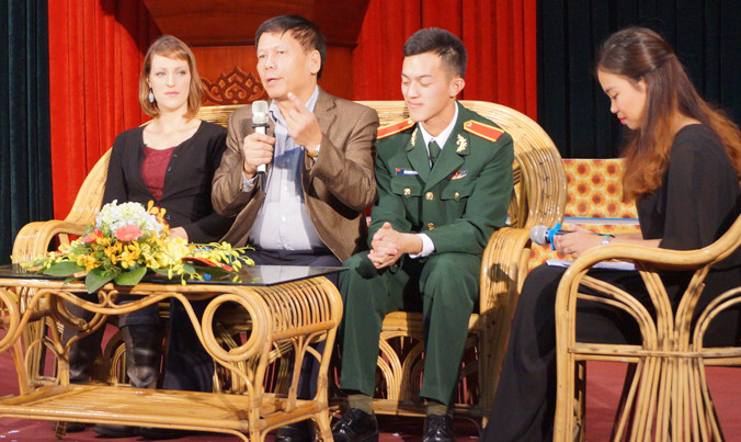 Trung tướng Phạm Quốc Trung, Hiệu trưởng Trường Sĩ quan Chính trị cùng khách mời người nước ngoài và học viên nhà trường giao lưu với khán giả tham dự Gala bằng tiếng Anh.