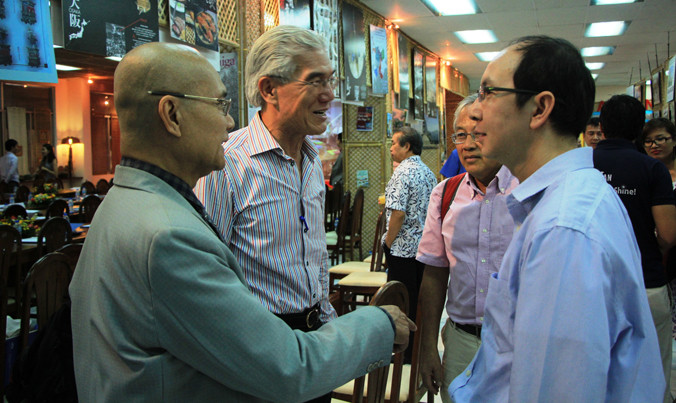 Các đại biểu thảo luận tại buổi gặp gỡ đầu xuân.