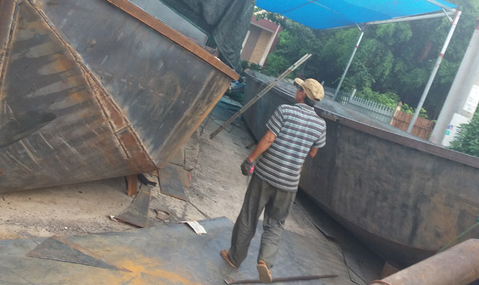 Những chiếc tàu hút cát đang được đóng mới.