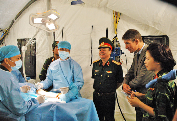Thượng tướng Phạm Ngọc Minh đánh giá cao sự chuẩn bị của bệnh viện dã chiến của Việt Nam. Ảnh: Trần Nguyễn Anh.