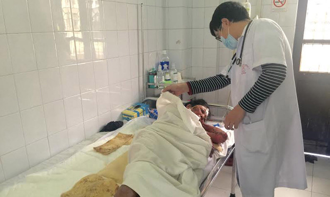 Bác sĩ khám cho bệnh nhân dị ứng thuốc đông y dịp Tết.