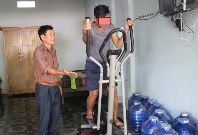 Hướng dẫn người cai nghiện tập thể thao.