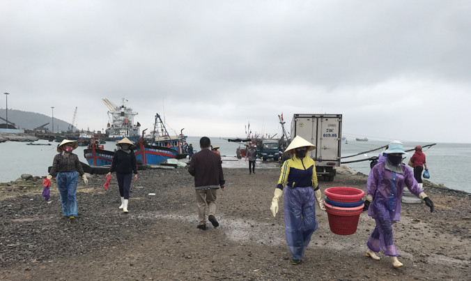 Sau hai chỉ đạo chồng chéo của lãnh đạo Tỉnh ủy và UBND tỉnh Quảng Bình, cảng lậu vẫn hoạt động.