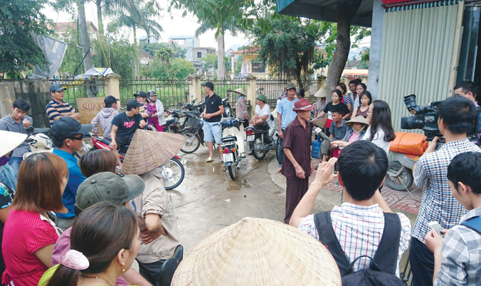 Người dân trao đổi với báo chí. Ảnh: Như Ý.