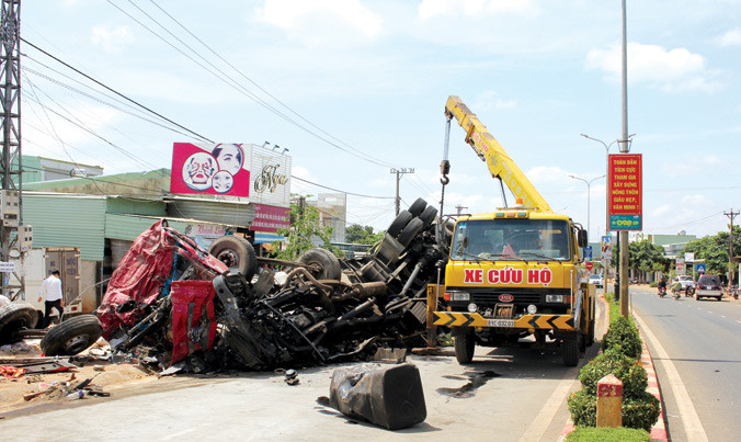 Lực lượng chức năng đến giải phóng hiện trường vụ tai nạn. Ảnh: Kim Văn.