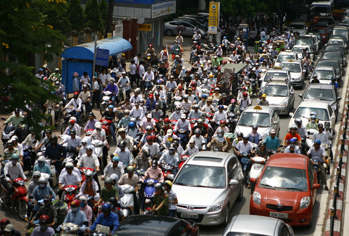 Theo một số chuyên gia, để giải quyết vấn đề ùn tắc tại các đô thị lớn cần siết nhập cư, hạn chế phương tiện cá nhân, đẩy mạnh giao thông công cộng. Ảnh: Hồng Vĩnh.
