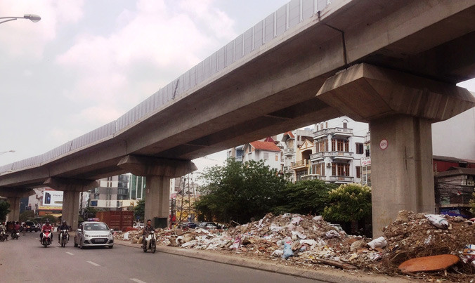 Nhiều hạng mục dự án còn ngổn ngang (ảnh chụp sáng 9/5). Ảnh: Sỹ Lực.