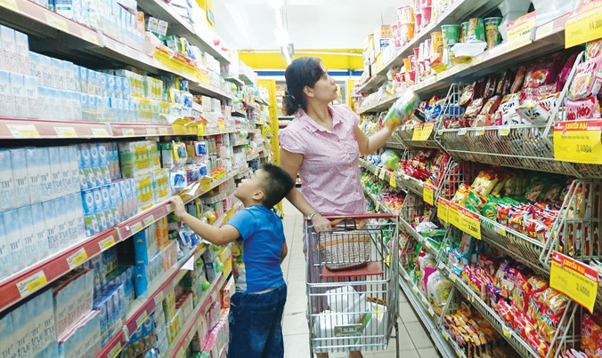 Theo các chuyên gia, việc các thương hiệu bán lẻ ngoại tấn công vào mảng cửa hàng tiện lợi sẽ còn cần nhiều thời gian để trả lời về tính hiệu quả. Ảnh: Như Ý.